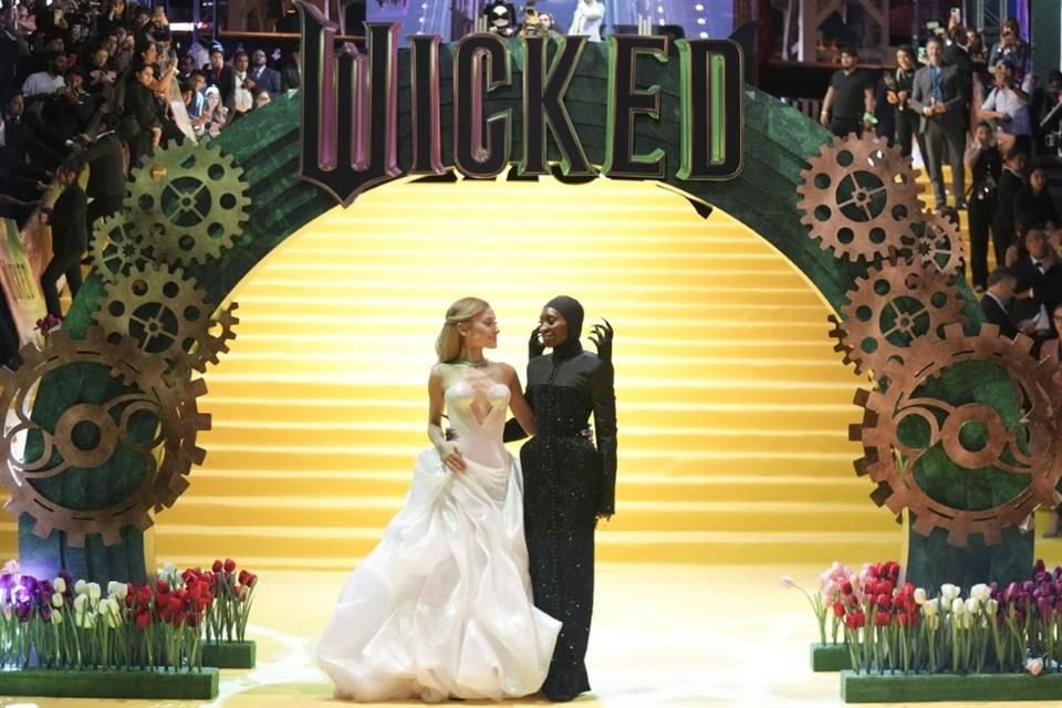 Ariana Grande y Cynthia Erivo provocaron euforia en la premier de 'Wicked' en México; agradecieron el amor de sus fans.