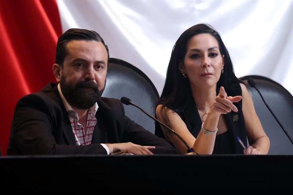 Merilyn Gómez, presidenta de la Comisión de Presupuesto en San Lázaro, y el vocero morenista Arturo Ávila en conferencia.