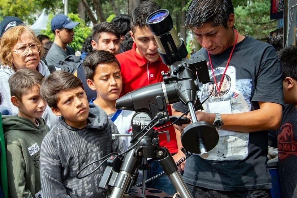 La feria comprende actividades de divulgación de la ciencia, académicas y artísticas.