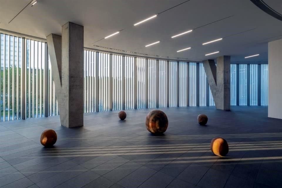 Con más de 130 piezas, entre pinturas, esculturas y una instalación, la muestra se despliega a lo largo de las tres plantas del He Art Museum (HEM), en Guangdong, China, diseñado por el arquitecto japonés Tadao Ando.