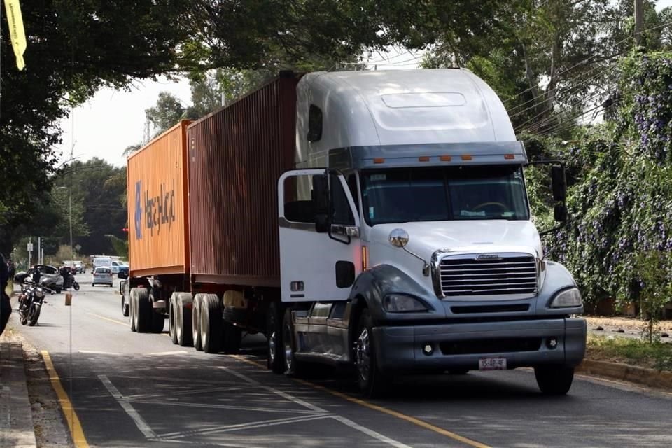 El tráiler fue detenido en Camino Real a Colima.