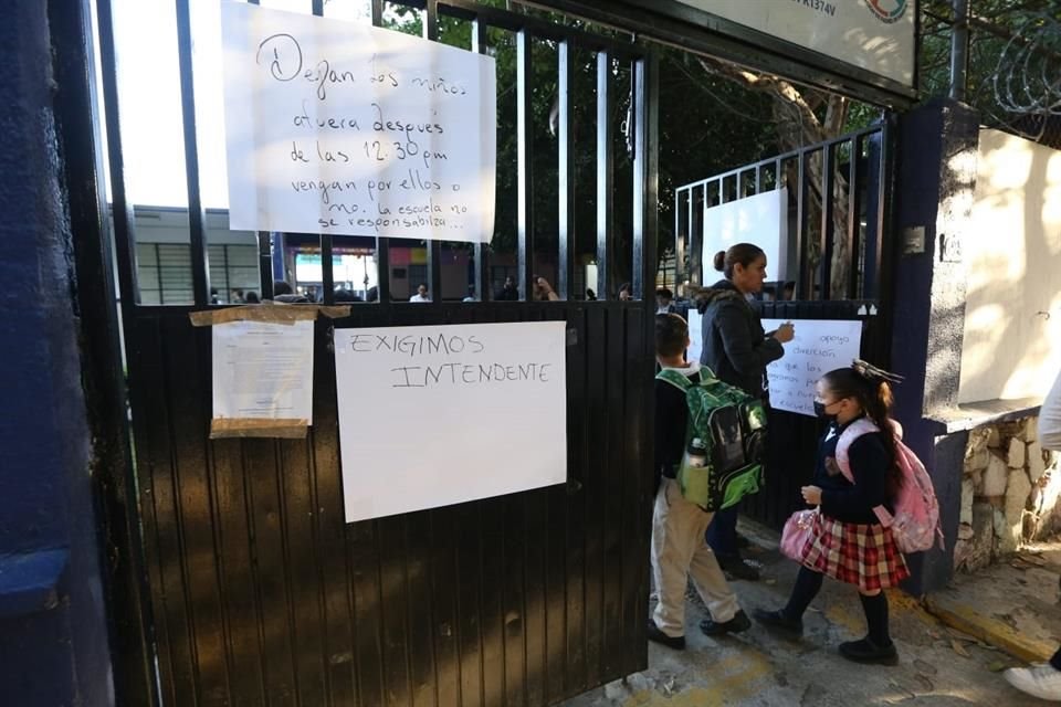 Madres y Padres de familia se manifestaron en la Primaria Miguel Hidalgo de Zapopan, pues aquejan opacidad en las cuotas y falta de intendente.