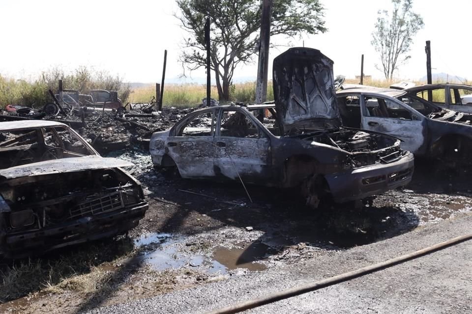 Un negocio de autopartes, ubicado en el kilómetro 7.2 de la Carretera a Colotlán, en Zapopan se incendió en su totalidad.