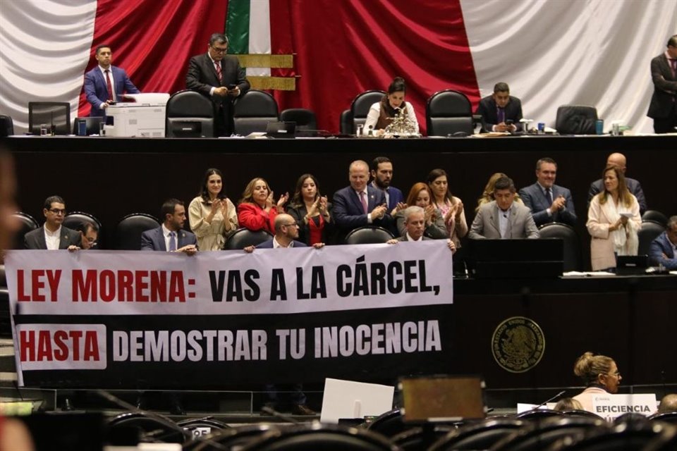 Durante la sesión de la Cámara de Diputados, legisladores de Oposición protestaron con esta pancarta que denuncia la 'Ley Morena'.