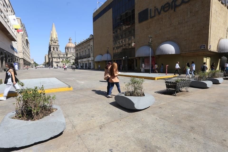 Tras el atropellamiento de16  personas durante un evento en el Centro de GDL, el Municipio puso macetas para restringir tránsito vehicular.