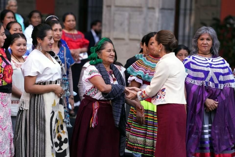 La Presidenta Claudia Sheinbaum recibió en Palacio Nacional a las artesanas que participan en la cuarta edición del programa Original.