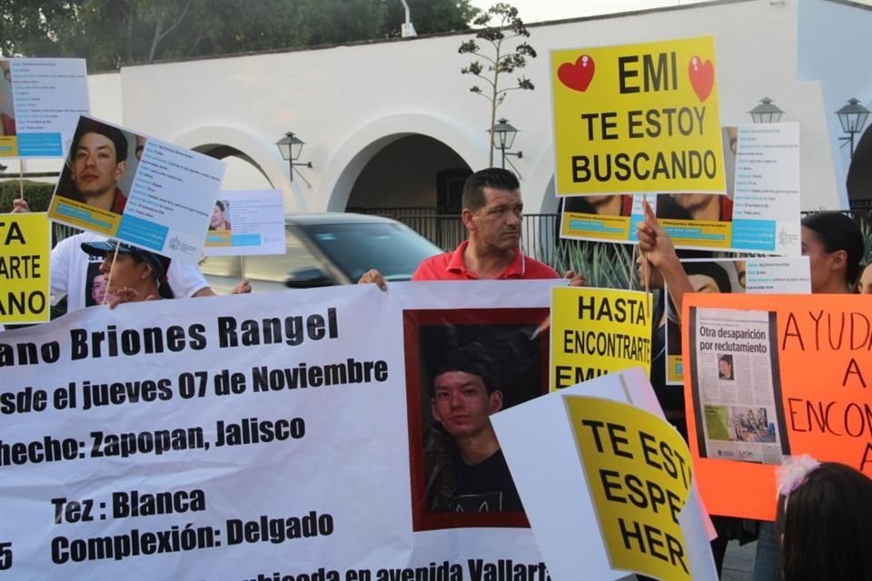 Familiares y amigos de Raúl Emiliano Briones Rangel se manifestaron afuera de Casa Jalisco para pedir que localicen al joven desaparecido.