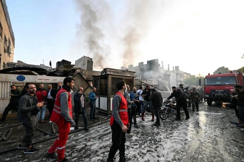 La gente comprueba los daños tras un ataque israelí en el distrito Mazzeh de Damasco.