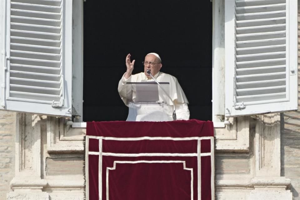 El Papa Francisco durante la bendición del Angelus en la Plaza de San Pedro, el 10 de noviembre del 2024.