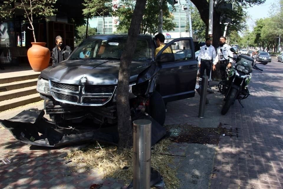 Un joven perdió el control de su vehículo, se subió a la banqueta, chocó contra bolardos y un árbol en Chapultepec y Vallarta.