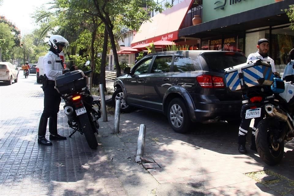 Un joven perdió el control de su vehículo, se subió a la banqueta, chocó contra bolardos y un árbol en Chapultepec y Vallarta.