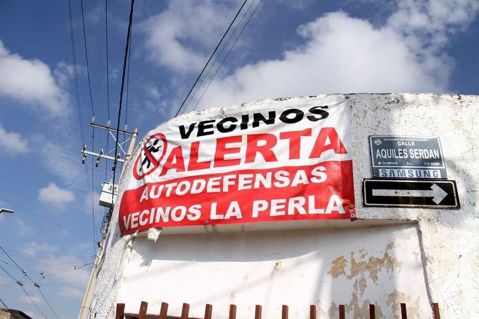 Vecinos de la Colonia La Perla, en Guadalajara, se organizaron desde hace dos meses para colocar lonas de advertencia a los ladrones.