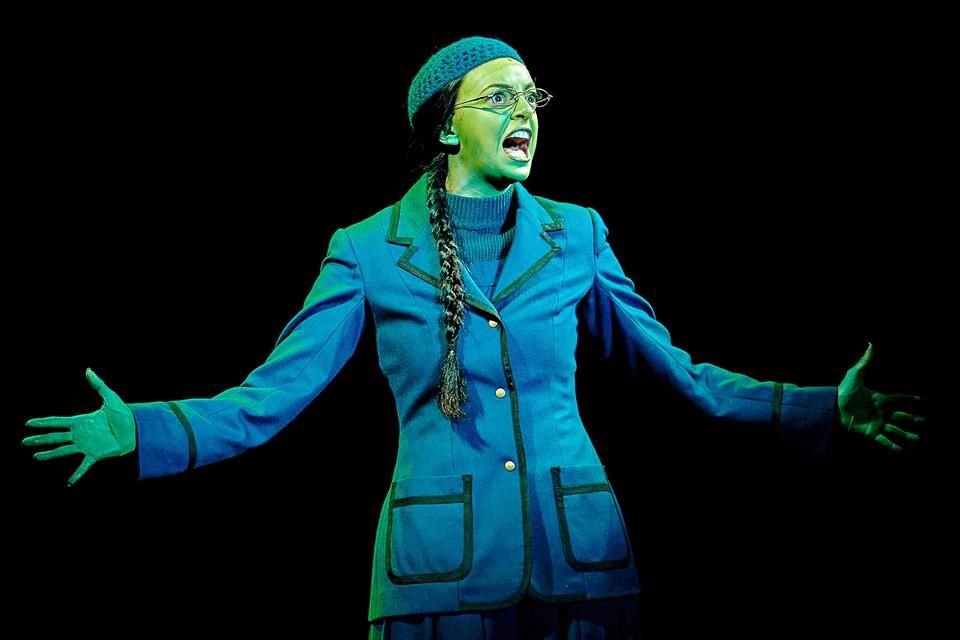 Talia Suskauer da vida a Elphaba.