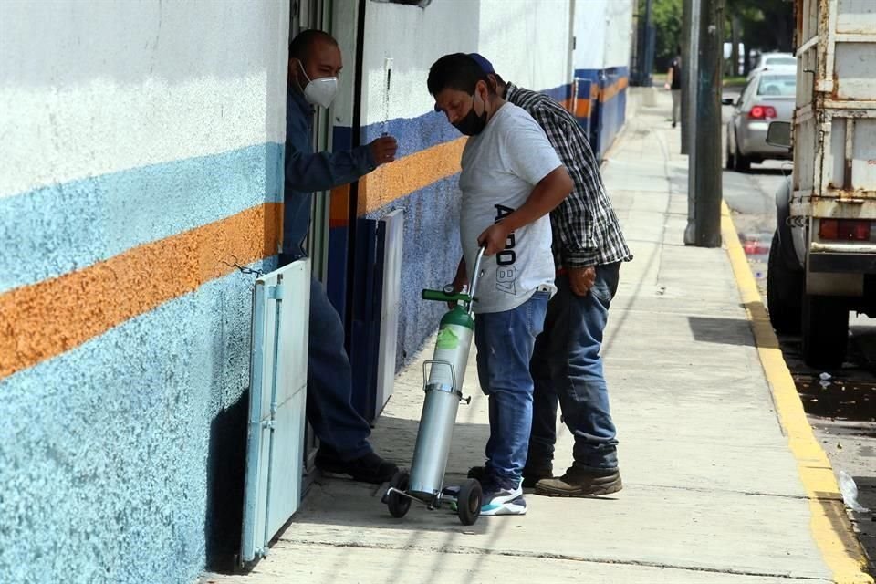 Algunas personas ya empiezan a hacer filas en las empresas para poder llenar sus tanques de oxígeno.