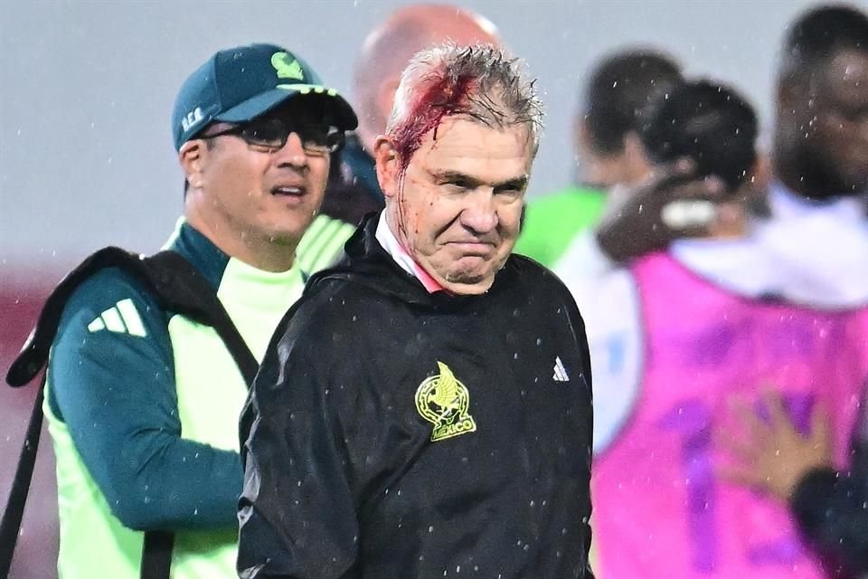 Javier Aguirre fue agredido desde la tribuna.