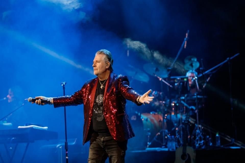 Con su más puro estilo rockanrolero, Miguel Mateos se presentó en el Teatro Diana celebrando sus poco más de cuatro décadas de trayectoria.