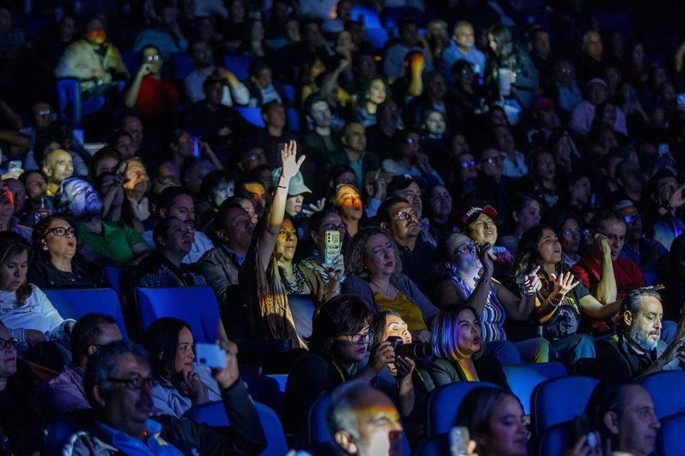 Con su más puro estilo rockanrolero, Miguel Mateos se presentó en el Teatro Diana celebrando sus poco más de cuatro décadas de trayectoria.