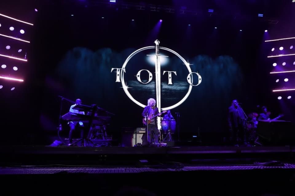 Con 40 años de historia musical, Toto regresó a los escenarios para dejar huella en el primer día del festival C. Capital.