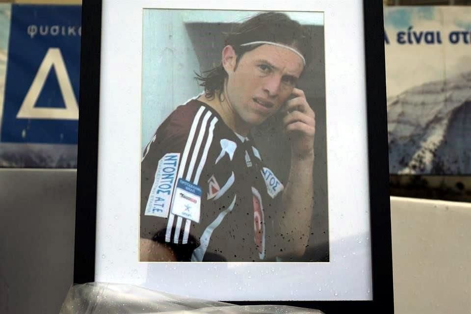 Un altar con la fotografía y la playera del futbolista regio fallecido hace 15 años fue colocado en una de las esquinas.