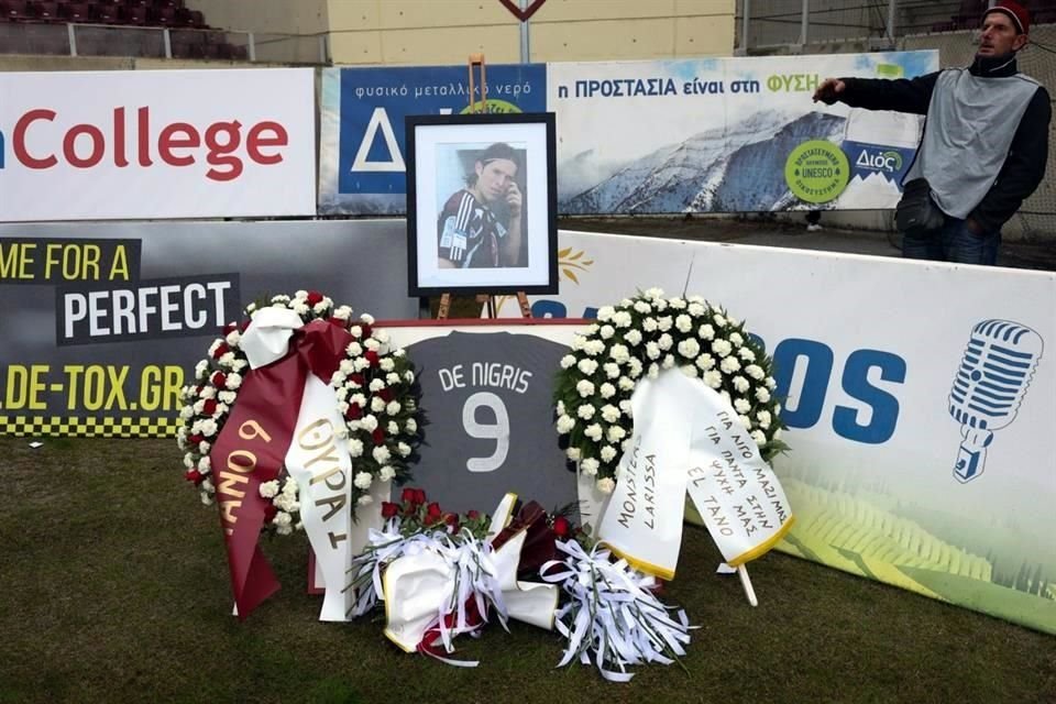 Un altar con la fotografía y la playera del futbolista regio fallecido hace 15 años fue colocado en una de las esquinas.