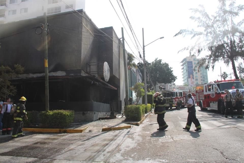 Cuando se preparaban para recibir a sus primeros clientes, empleados del restaurante Sham Burgers Terranova se vieron sorprendidos por un incendio, aunque no resultaron lesionados.
