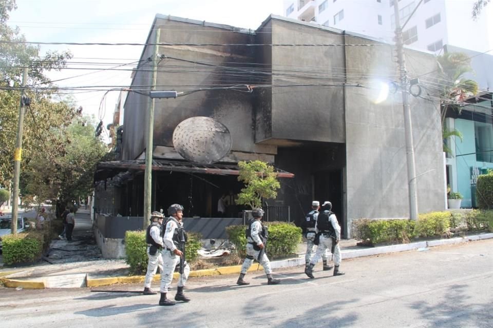 Cuando se preparaban para recibir a sus primeros clientes, empleados del restaurante Sham Burgers Terranova se vieron sorprendidos por un incendio, aunque no resultaron lesionados.