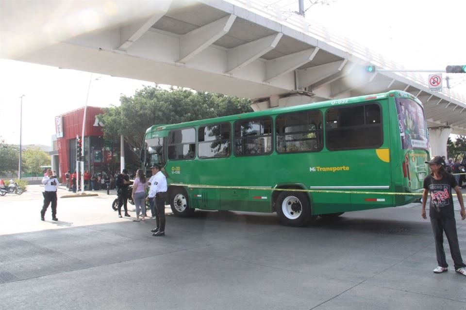 Un hombre que usaba muletas no alcanzó a cruzar la Calle San Jorge, en Zapopan, y murió atropellado por un camión de la Ruta 142.