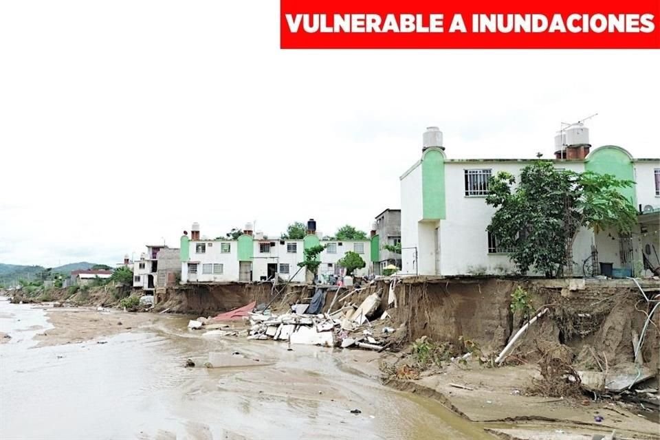 Algunas casas han quedado al borde del colapso por las inundaciones.