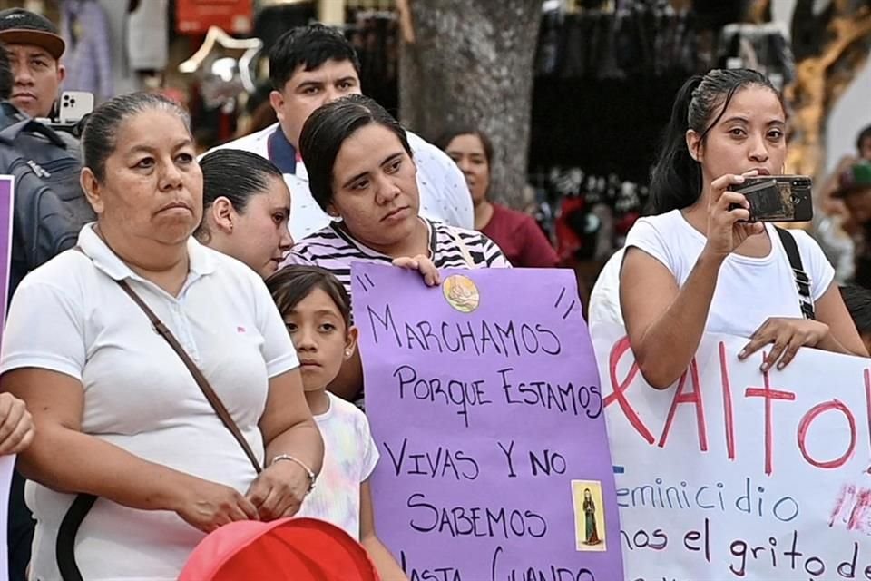 Mujeres se manifiestan para exigir justicia por los feminicidios de Alejandra y su bebé María José.