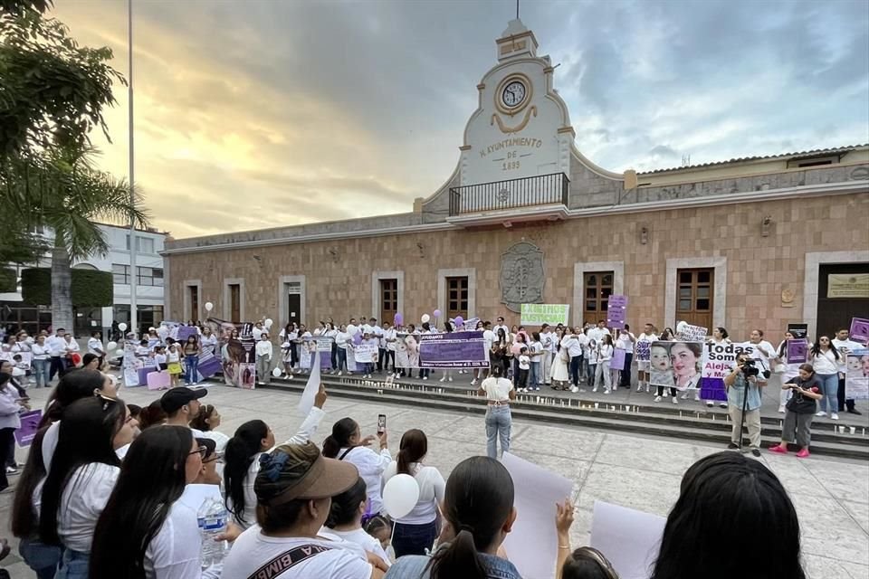 Mujeres se manifiestan para exigir justicia por los feminicidios de Alejandra y su bebé María José