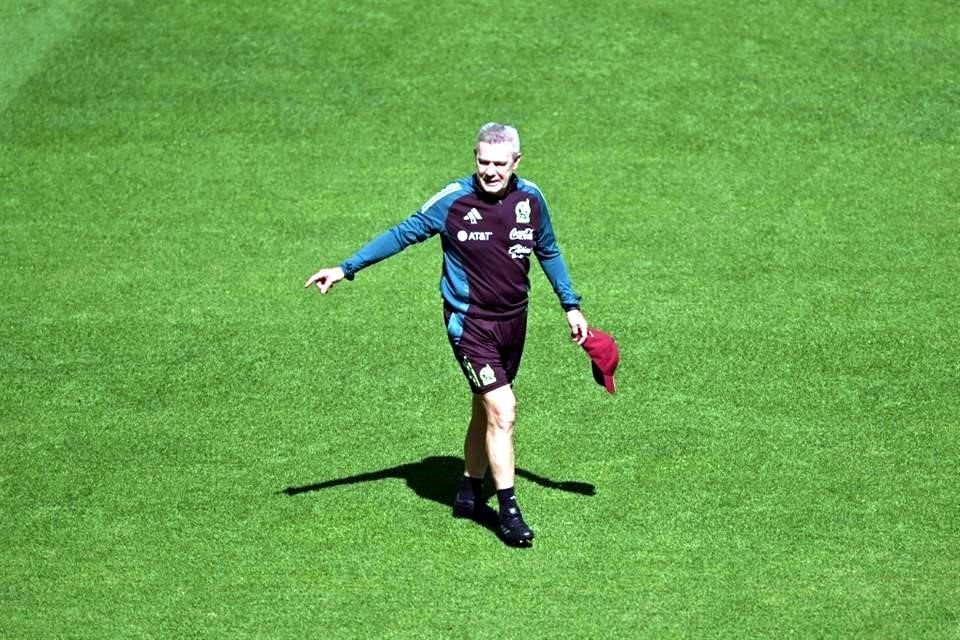 Javier Aguirre dirigió sin problema la práctica tricolor.