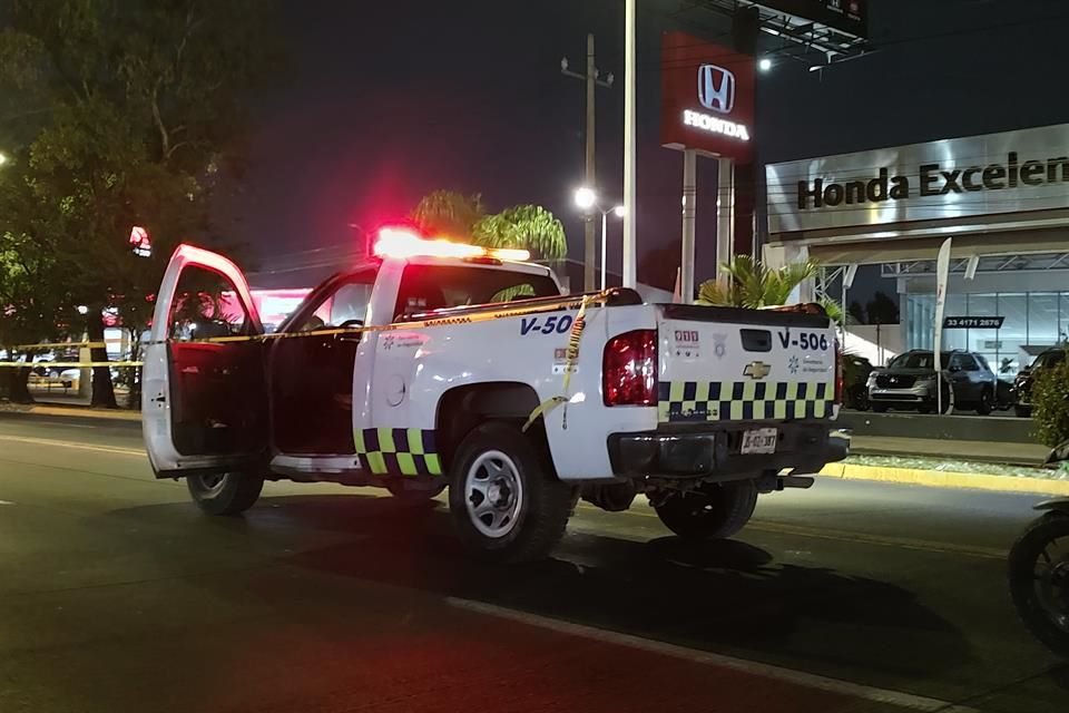 De acuerdo con testigos, la víctima intentó cruzar corriendo la avenida, a pesar de que a unos 100 metros de distancia se encuentra un puente peatonal.