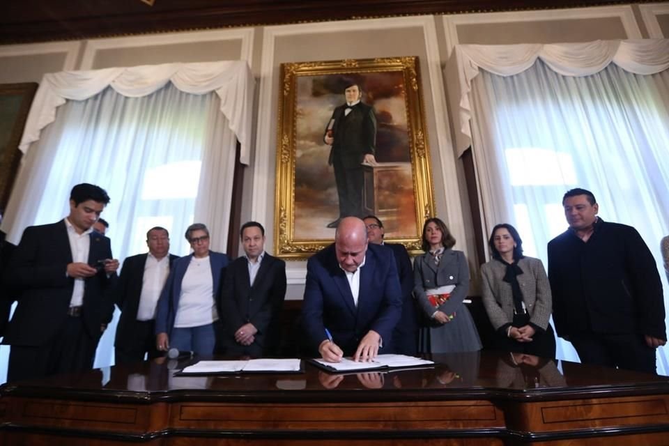 Enrique Alfaro firmó un paquete de iniciativas que buscan establecer un nuevo pacto fiscal y blindar los sistemas de salud, educación y justicia alternativa de Jalisco.