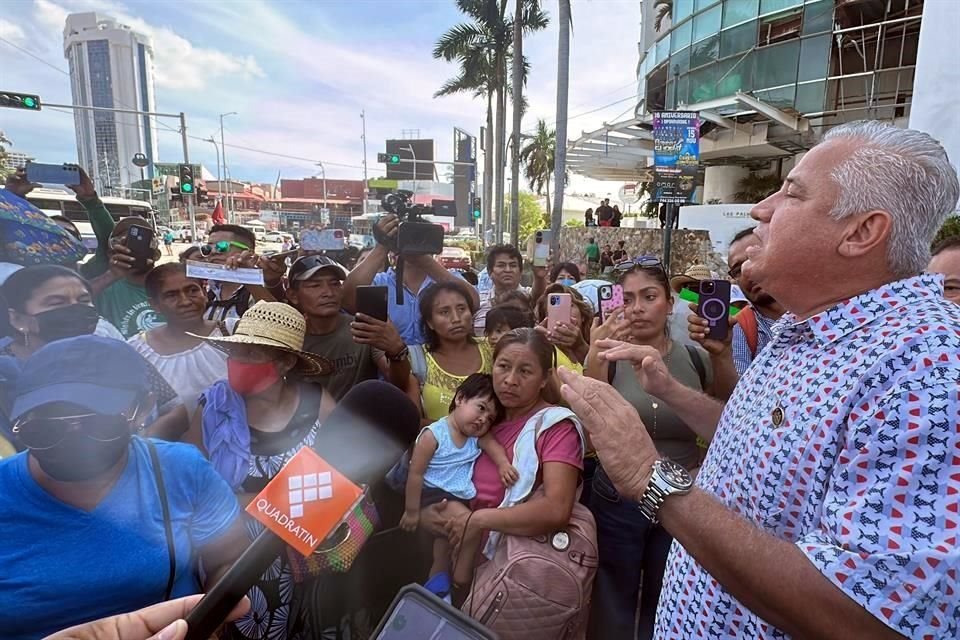 Empresarios de Acapulco dialogaron con los damnificados que  mantienen bloqueada desce hace más de un día la Costera Miguel Alemán.