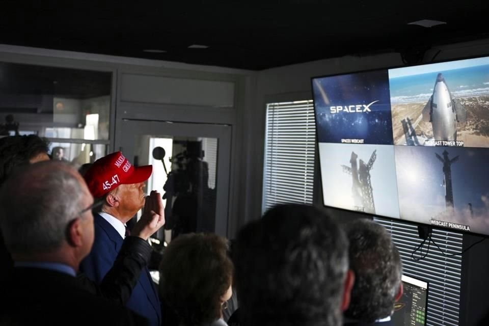 El Presidente electo Donald Trump escucha a Elon Musk explicar las operaciones previas al lanzamiento del sexto vuelo de prueba del cohete Starship de SpaceX.