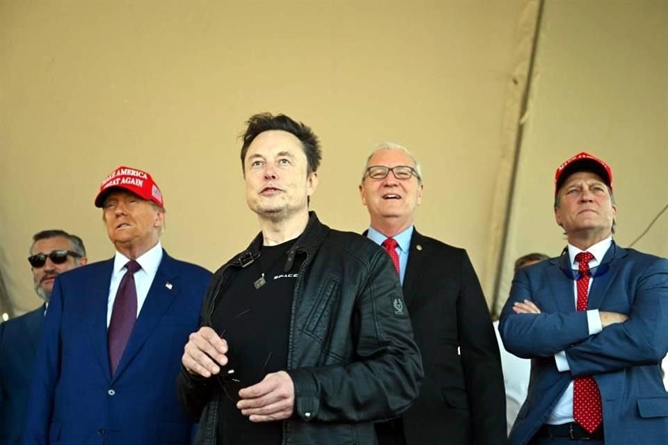 Donald Trump, Elon Musk y miembros del Senado, incluidos el senador Ted Cruz, el senador Kevin Cramer y el representante Ronny Jackson obsevan el lanzamiento de la nave.