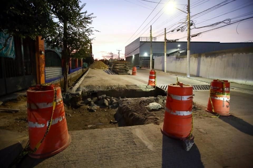 Además de la intervención en el arroyo, se realizan adecuaciones en banquetas y cruceros de la Avenida.