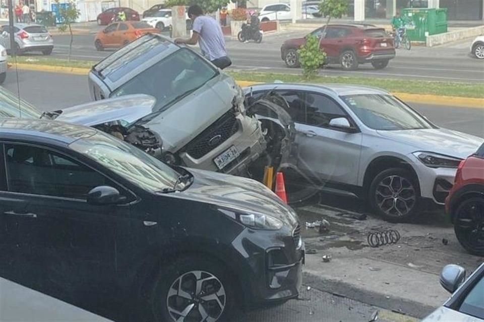 El conductor de una camioneta Ford Escape chocó cuatro autos que estaban estacionados en la Colonia Valle Real, en Zapopan.