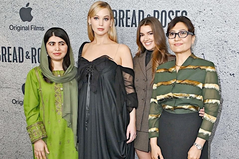 Producen Jennifer Lawrence y Malala Yousafzai el documental 'Bread and Roses', sobre la falta de derechos de la mujer en el régimen talibán.