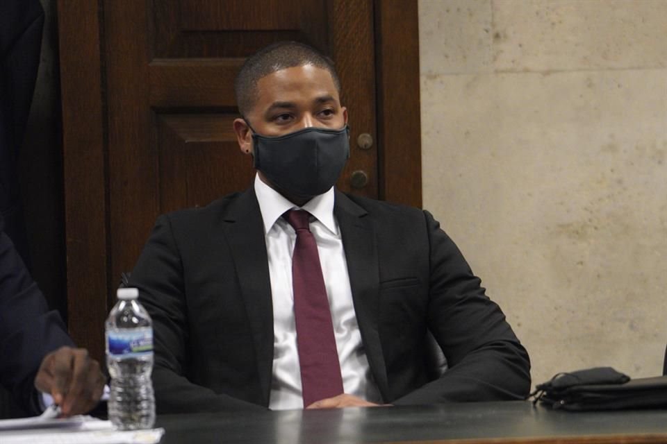 Smollett, que es negro y gay, afirmó que dos hombres lo agredieron, le profirieron insultos racistas y homofóbicos y le lanzaron una soga al cuello.