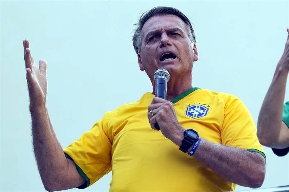 El ex Presidente Jair Bolsonaro se dirige a sus partidarios durante un mitin en Sao Paulo, Brasil.