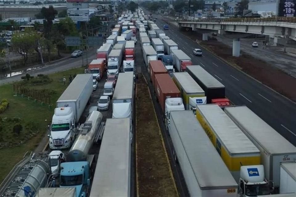 SICT y Capufe atribuyeron congestionamiento vial en autopista México-Querétaro al exceso de transporte pesado que van a zonas industriales.