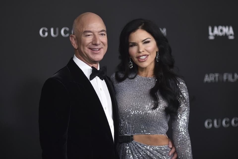 El empresario Jeff Bezos, y su novia, Lauren Sánchez, donaron 110.5 millones de dólares para combatir la falta de viviendas en EU.