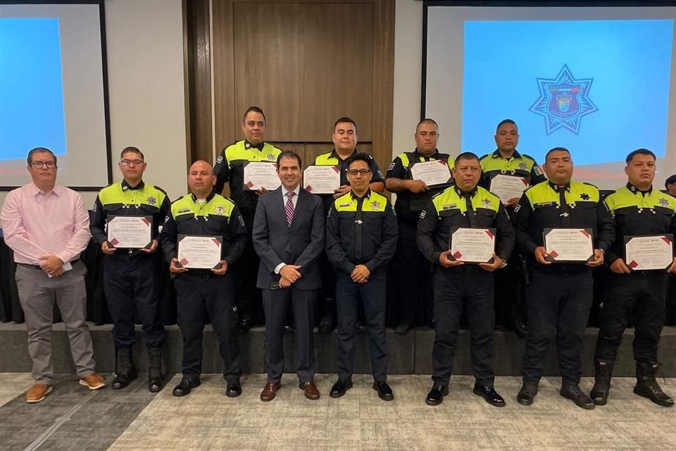 Policías de Tonalá recibieron el Reconocimiento a Elementos de Seguridad Pública de Excelencia por parte de la Cámara de Comercio.