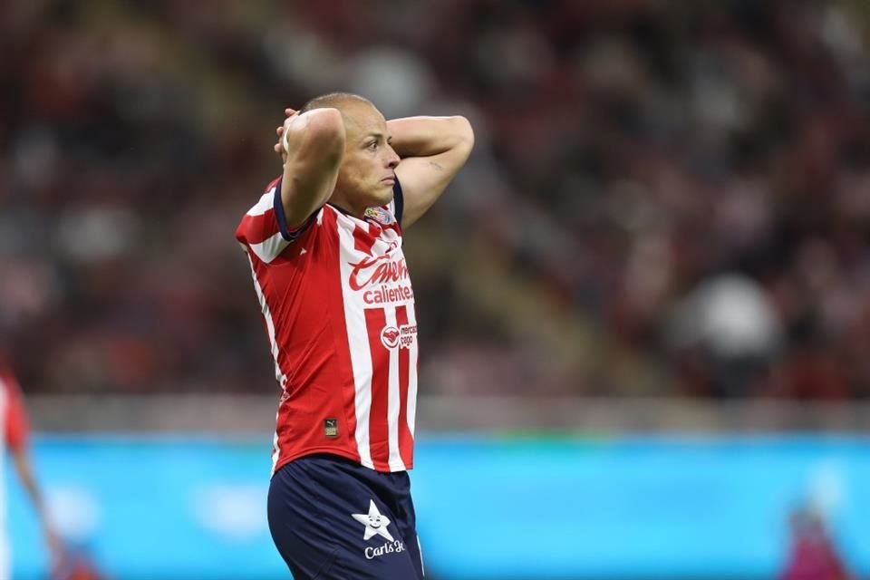 Pero al final, 'Chicharito' no lo puede creer.