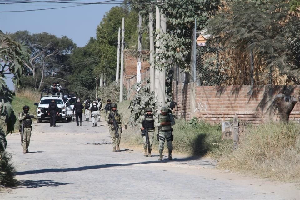 Junto a 13 casquillos de diferentes calibres fue encontrado el cadáver de un hombre en una brecha de la Colonia Nextipac, de Zapopan.