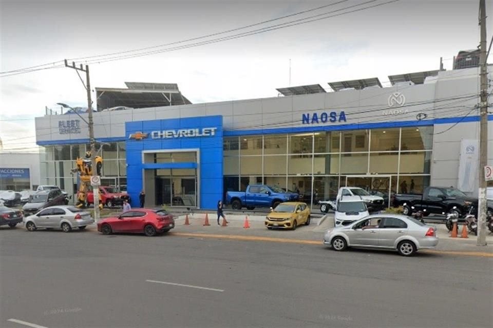 La agencia de vehículos Chevrolet Naosa, frente a los Arcos del Milenio fue robada la noche del viernes por sujetos armados que sometieron a los guardias de seguridad.