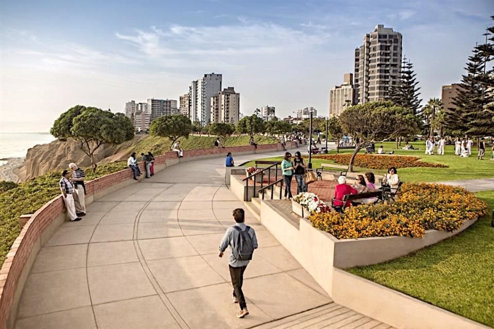 Lima, capital de Perú, fascina con su historia, tradiciones y rica oferta para practicar gastroturismo, sin perder de vista la modernidad.