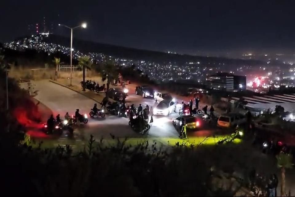 En la Avenida Paisaje de los Valles es frecuente que se reúnan motociclistas a hacer piruetas o carreras.