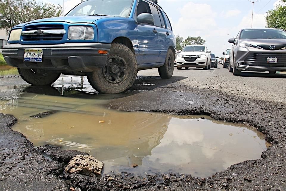 A pesar de que el temporal de lluvias ya terminó, en la mayoría de vialidades en la ZMG, el pavimento se encuentra en malas condiciones.